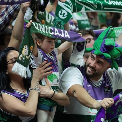 Carnaval por las venas. Profesor de Padel. Cofrade. Fanático del Unicaja/pesao del gorro. Malaguista. Málaga por bandera y contigo de la mano