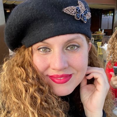 Psicóloga. Me importa que otras personas se desarrollen y tengan una vida mejor. Danzarina, soñadora, vital y etérea. Madre soltera por elección 🥰✨