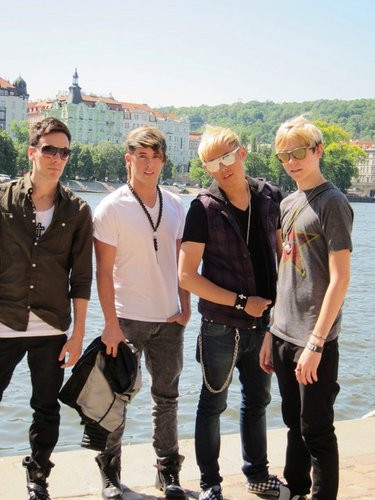 I love VarsityFanclub, Heart2Heart, Rihanna, Thomas Fiss, Adam Whittington, Chris Brown, Jason Derulo, Lady Gaga, Bruno Mars....