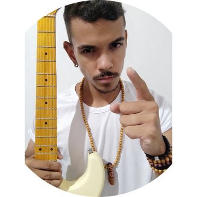 Guitarrista e compositor. Escorpiano cafeinado e pai de um porquinho chamado Bruce.