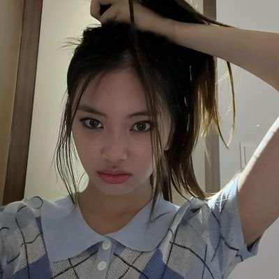 lo0velips's profile picture. it’s better to fall in love with music, books, and arts.