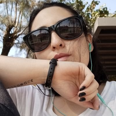 Not your average woman. Life is for living. Branding lover. Making my way through life. ✌ 42 16/04/16 09/03/10 29/03/22 🌕👽😺