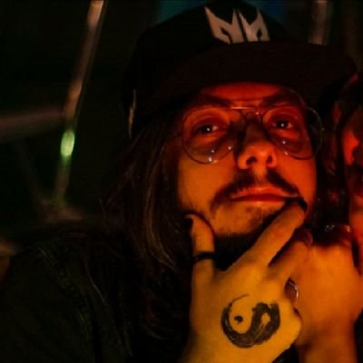 28 anos - INFJ - ele/dele • estudante de data science e estagiário de TI • vocalista de banda emo e ex-streamer • falo mal do bolsonaro e posto vídeo de gatinho