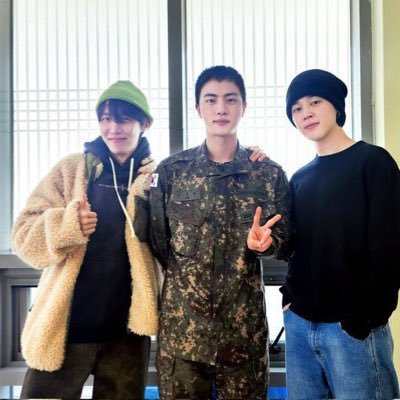 smalluniversess's profile picture. 