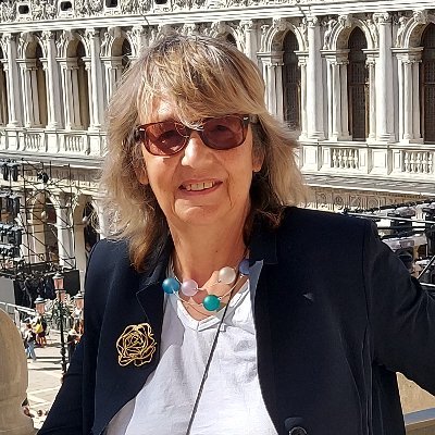 Ich bin Freie Journalistin, schon lange. Voraussetzung war, dass ich geboren wurde. Vorher. Ich schreibe über Geschichte, Religion, Psychologie.. .