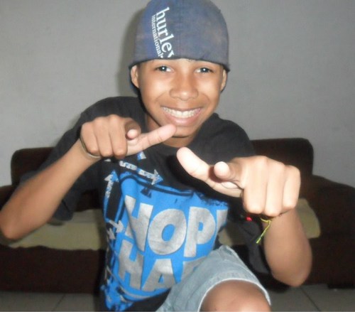Jogo bola ... Curto FUNK, PAGODE, RAP, E SERTANEJO ...
Sou um garoto humilde levando minha vida..