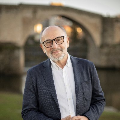 Nado en Palmés e veciño da Ponte, mestre e político de vocación. Pai e avó, socialista e feminista