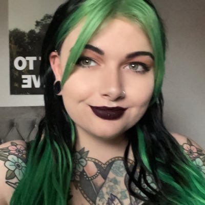 25, plant nerd, goth bitch and professional silly goose @chiefsnan doesn’t cut their own toenails