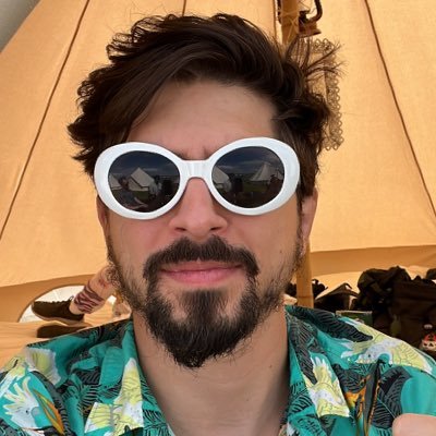 Escrevo uns código, compartilho uns meme e uso pijama em público.