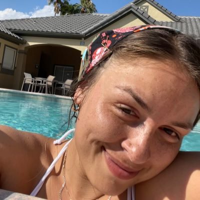 _lizszn's profile picture. 