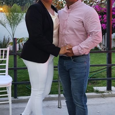 Somo pareja que disfrutamos de la vida, nos gusta tomarnos fotos y compartir SLP. Por ahora no somos Swingers.