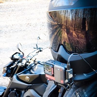 MotoVlogger pour le plaisir, je vous partage mon quotidien, mes sortis moto ect.