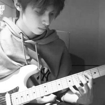 Married to @BloomNessie. Guitarist for @ayebeenegative