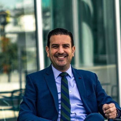 Licenciado en Derecho, Notario Publico titulado, Maestro en Derecho Notarial y Registral.