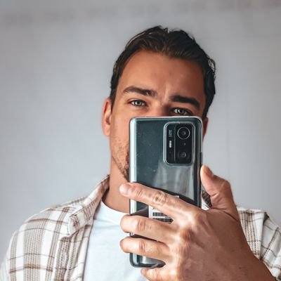 partenaire Twitch. Musicien, graphiste, joue également aux jeux-vidéos