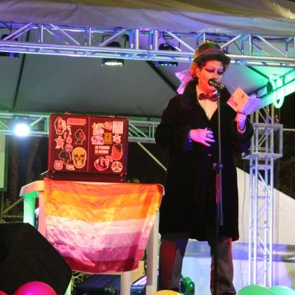 Artivista drag King, lesbiana, bibliotecaria, promotora de lectura, librera, gestora cultural independiente.