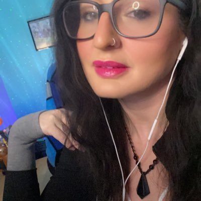 Dark and Darker addict! Best lady Ranger main and it’s not even close. @zarelis.bsky.social f4f 💙💙💙