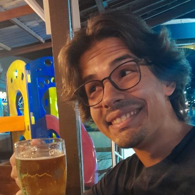 Eu sou um estudante de Eng. de Software na UNINTER, tenho quatro gatitos, sou co-fundador do @judasasbotasde, professor de inglês e dependente de café