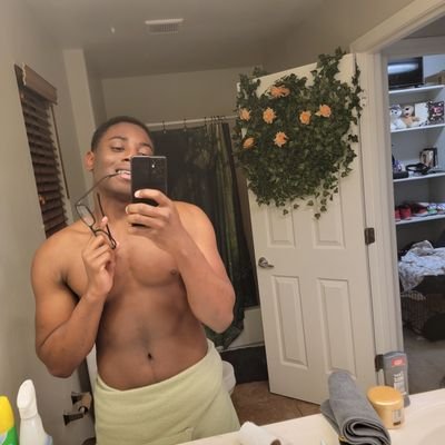 Incoming Gaymer & Writer🧡| Living life a little| Posting poems, interest, and some random thirst traps
 ~Call me Kãjé