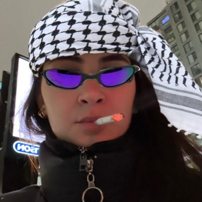 I'm that girl who can do them both anw fuck the system. syr/bey