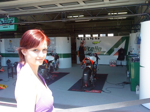 Ajťačka a hlavně holka, co miluje krásný auta, motorky, Budvar a trance music:)