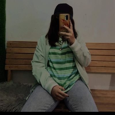 Una acuario que sobrepiensa todo en exceso y que ama el trap argentino
y siempre tengo ganas de una coquita bien fria
