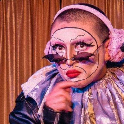 Musical theatre drag clown here to make friends and sing show tunes. Contact me- crustydrag@gmail.com
