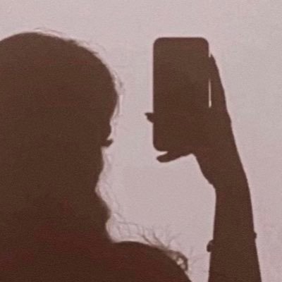 احبه كثر ما وجهه سلام وضحكته خير كثر ما اخبيّ غلاه وادري انه علي باين .