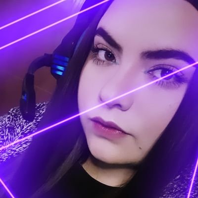 Holiii... Soy Dani, mis pasatiempos favoritos son lo videojuegos y el maquillaje.
Todos los días hago streamsitos en Twitch