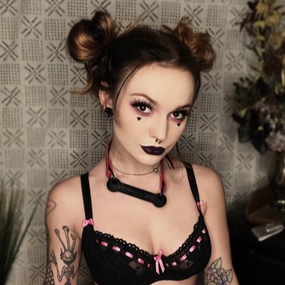 Kinky goth ginger 🦇🧡 NFSW 18+ // follow my spicy 🔗 for much more // 25 yo // lover of all things spooky