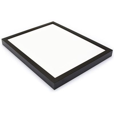 No soy crítico de arte, sólo de marcos. Analizo el enmarcado desde una perspectiva netamente de izquierdas. Materialismo e identidad a ratos.