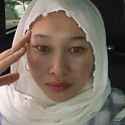 itsfatinlaaah's profile picture. pouring words