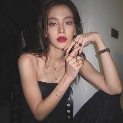 cosypse's profile picture. 🍂 She simplify loves to paint, swim and read books until figuring out what happy life looks like. Mostly tweeting about kindness and mental health.