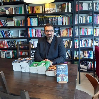 Yedi kitap yazarı. Beşiktaş Genel Kurul Üyesi. Kemalist. Basketbol ve Battlefield oynar.
