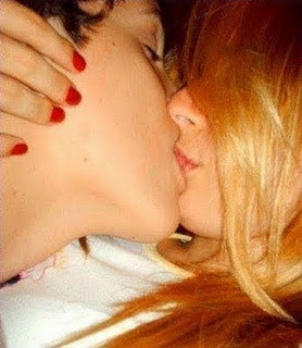 Sou uma menina meiga,linda e apaixonada.
amo quem me ama tipo o Nelsinhoo amouur ti amuu!!