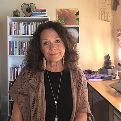 Lynniegilman's profile picture. Psychotherapist fascinated by magic, humans, energy. I stand for women’s rights.