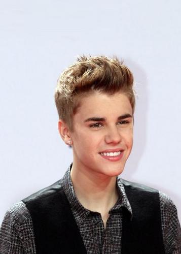 i am belieber os heart my life is justin :) please follow me i am gaby of bieber ;)