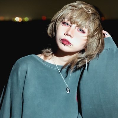 もちもーち.こちら地球星日本国ヨクモ隊員. 散▽巡(@sanzameku_osaka)でドラムをしばいたり各地で弾き語ったりしながらMUSICFARMに肝臓捧げて働き、地面になったりしています. 今日もこの街の平和は僕がキチンと守りました⚫️⚪️インスタのが生息してます.以上、交信終わり.どーじょー
