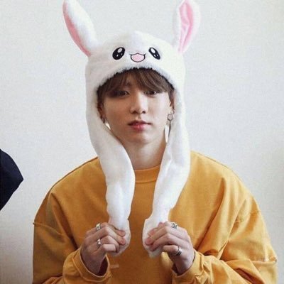 i have two hands. one for my phone and one for apple nini’s sprout