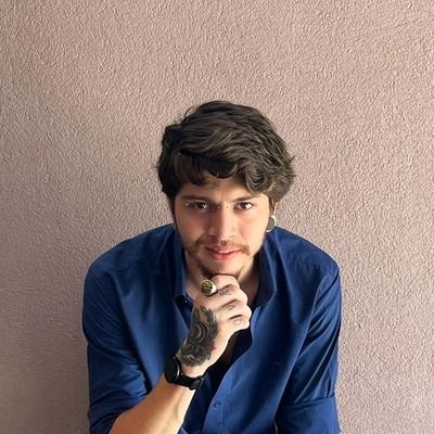ig: @petrus8e8. ✨
caçador de wug 🐦
aspirante a linguista.👅
Latim, grego moderno e Islandês.
Grego antigo ativo📜
Linguistica 023 - UNICAMP🏛️