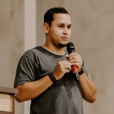 Cristão
Casado
Designer de álbuns
Líder de jovens
Estudante de teologia