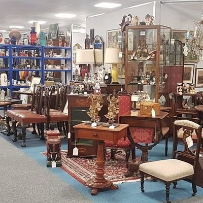 Collector and antiquarian, passionate about finding and collecting old and rare objects, and bringing them back to life through restoration and sales.