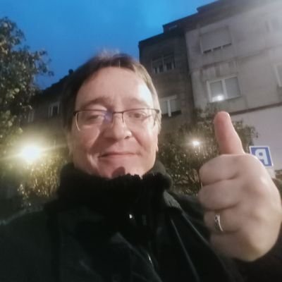 Soy un chico sencillo enamorado de la vida , y me gusta la gente que vive con ilusión