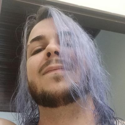 ~musiquinha de Monstros S. A em loop tocando de fundo numa caixa de som estourada