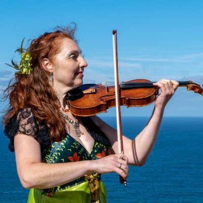 Magic Violin ALIAS Gundula Stojanova Gruen is a virtuoso violinist, singer, composer and tutor with a love of sharing music and stories from around the world.