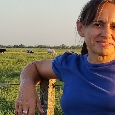 Periodista, especializada en lechería, Lic. en Com. Social, Locutora Nac(5.821). Presidente del Comité Nacional Argentina de FIL. Freelance journalist. Runner.
