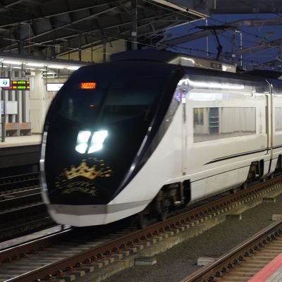 俺は京成電鉄最速特急電車スカイライナー！日暮里～成田空港間最速36分！
 運用はモーニングライナー・イブニングライナー・スカイライナー・臨時ライナーやってます！
俺は全座席有料指定特急！
ご乗車の際には乗車区間までの乗車券とライナー券が必要！
※ 1部の人ご乗車拒否！
👿不快なDM寄越す奴は問答無用で通報します👿