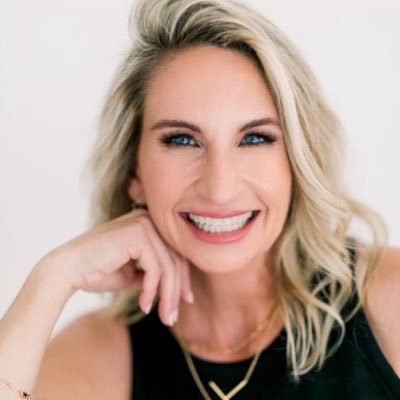 📚Bestselling Author & Coach 🌟Become the happiest version of YOU.🌟 Seen in Oprah Daily, Women’s Health, CNN & more. 📣 Host of The Joy School Podcast 🎤💖