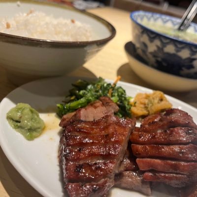 wayawayawy's profile picture. 美味しいものと好きなものと健康管理と取り戻したい読書習慣そしてネコ／全世界ハクメイとミコチを読んでください