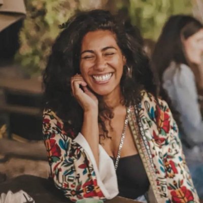 Fille d'Ouvéa de mauvaise humeur. Journaliste en sous-marin.